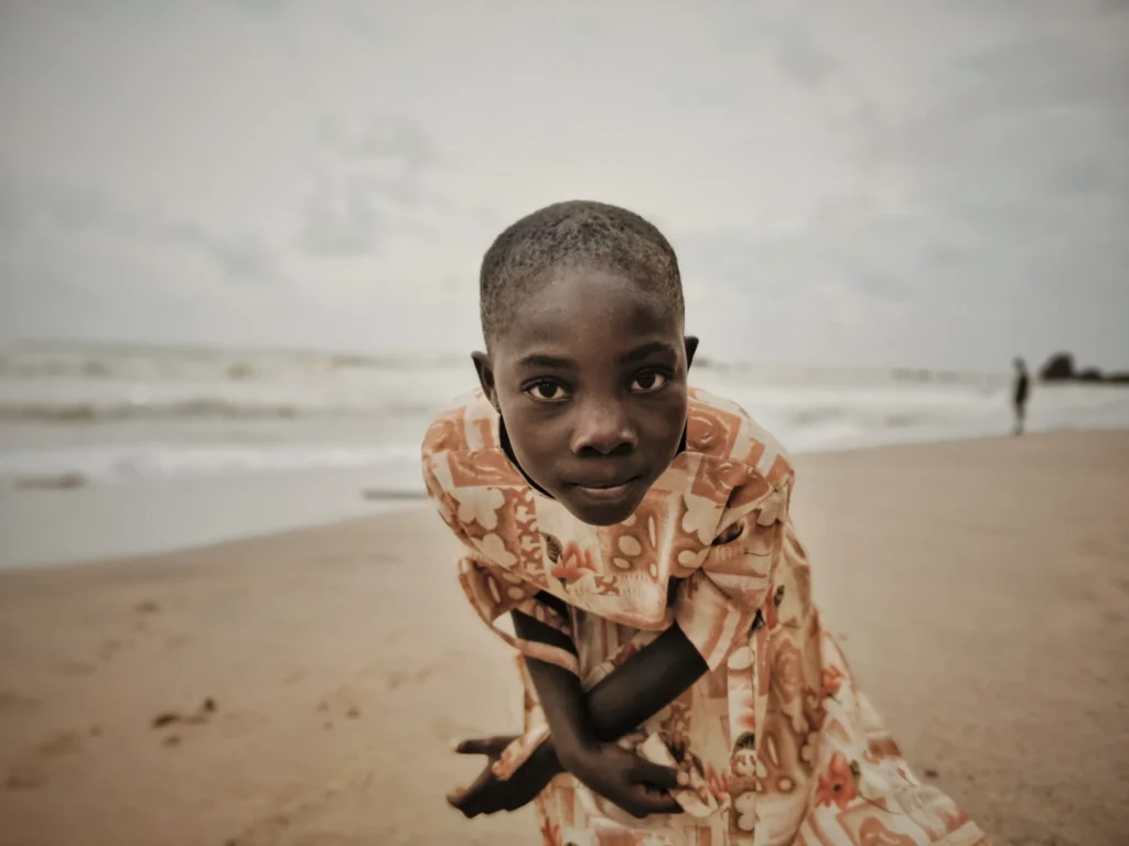 Little girl on the beach - Anne-Laure Guéret photography