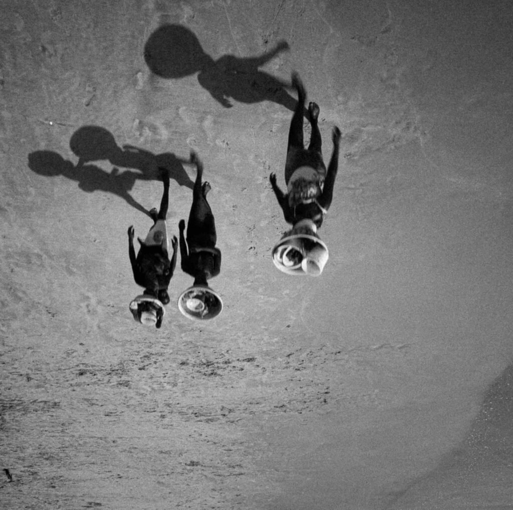 Beach walkers, Ghana, drone view - Anne-Laure Guéret photography