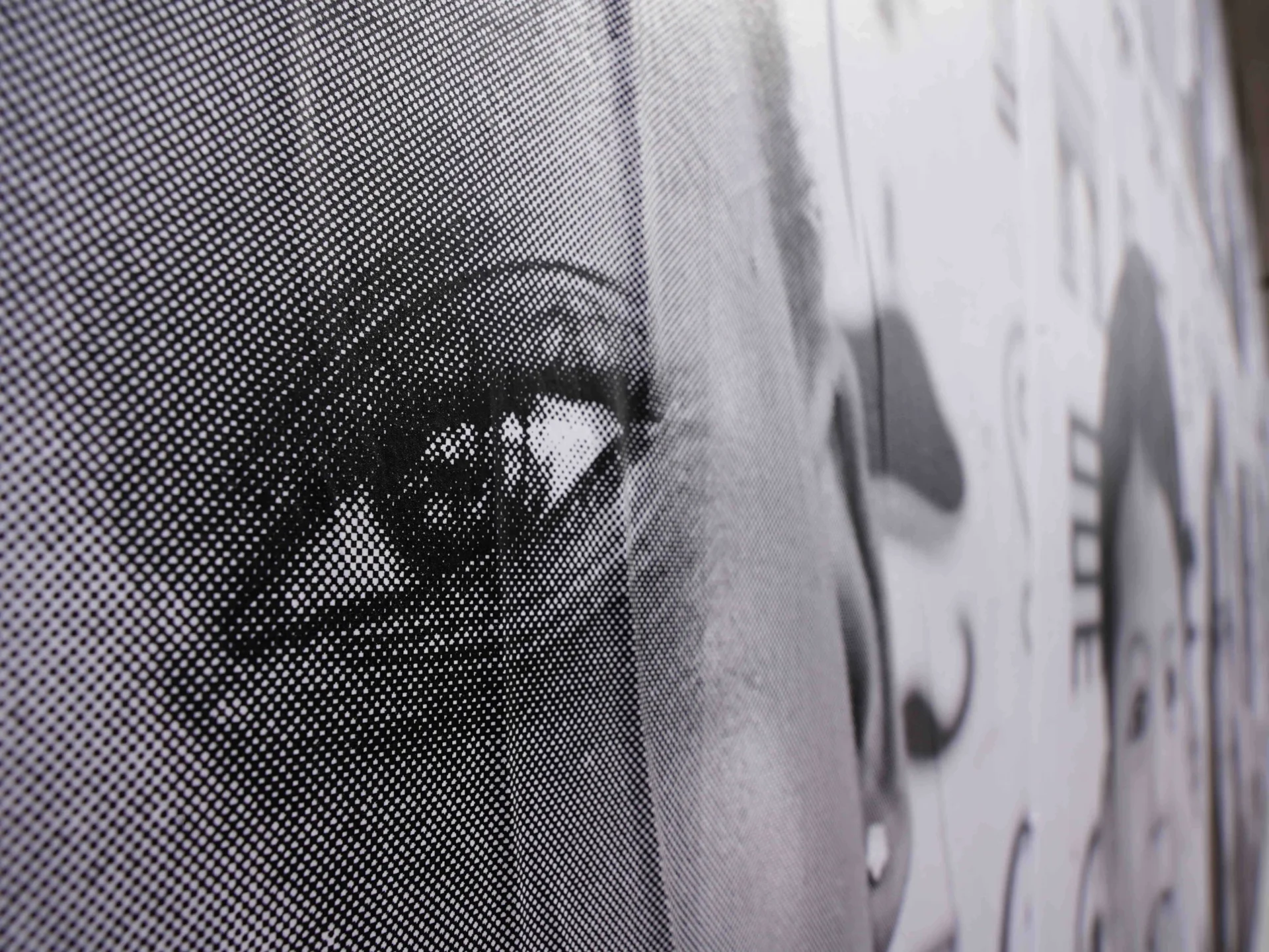 Photo d'un enfant en noir et blanc pour un projet de fresque sur la diversité au Ghana, par Anne-Laure Guéret